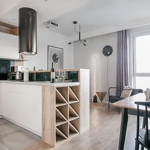 https://tuyo-apartments-lake-park.warsawhotelspoland.com